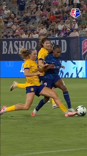 Del Fava times this tackle to perfection 👏 #nwsl #soccer #football #tackle