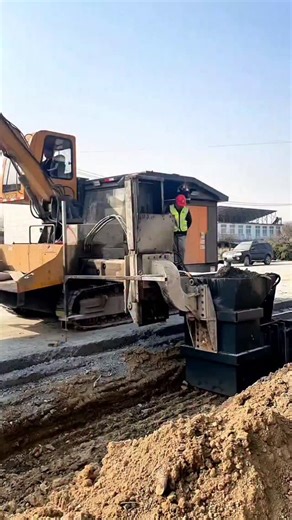 Real Engineerings | Engineering & Technology & Gadgets & DIY on Instagram: "Slipform Efficiency: Automated Concrete Canal Construction! 🚜💧 ​Forget setting up wooden molds for days; this is how modern engineering speeds up water infrastructure. Watch a specialized slipform paver create a flawless concrete irrigation channel in a single pass. ​The Power of Continuous Casting ​This video demonstrates Slipform Paving, a technique that acts like a giant, moving 3D printer for concrete: ​The Moving 