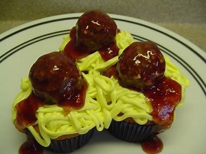 How to Make spaghetti and meatballs decorated cupcakes