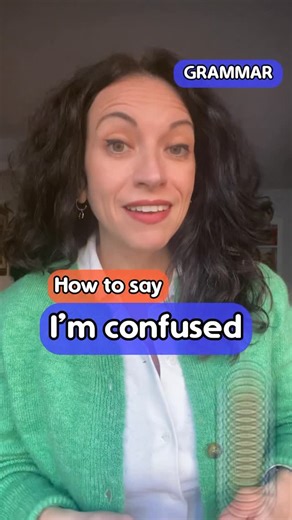 Nuria Juárez | Spanish Teacher on Instagram: "😱 ¿Confundido o confuso?😱 ❌Estoy confuso no es correcto en español, pero te lo explico aquí. ¡Toma nota!✏️ 😵‍💫😵‍💫 I’m confused: Estoy confundido o confundida. 📕📕It’s confusing: los verbos imperfecto e indefinido son confusos. 😵‍💫😵‍💫 I’m confused (to get confused oneself): Me confundo (verbo reflexivo) con el indefinido e imperfecto. 📕📕 It’s confusing (something confuses me): Los verbos indefinido e imperfecto me confunden. 👉🏻 ¿Qué cos