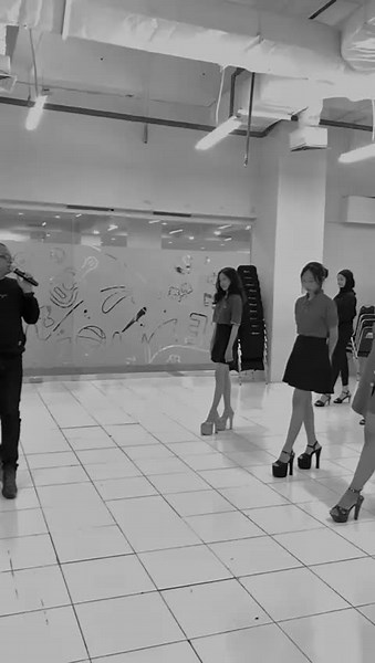 We walk tobe star we always together we are family #catwalk #latihan #kelasmodelling #modelhitz #fypシ