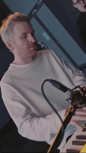 ‘loom’ feat. @Bonobo came to life after traveling together in the Icelandic highlands, and from that this version from ‘sunrise session II’ was born … so grateful we got to perform this with the reykjavic orchestra during the 2021 winter solstice - listen in all the usual places 🌞 might have more coming soon :)