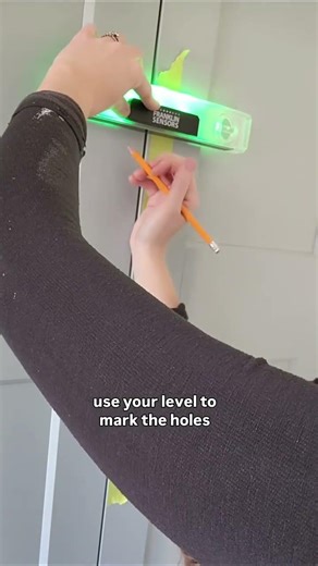 ✨️Have you ever tried installing cabinet hardware this way? No expensive jig needed!