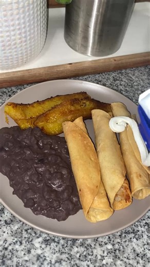 #FlautasCaseras #AntojitosMexicanos #ComidaMexicana #CocinaTradicional #PolloDeshebrado #FriturasCaseras #FrijolesFritos #PlátanoFrito #HechoEnCasa #ComidaRiquísima #SaborMexicano #FoodieMexicano #MexicanFood #HomeCooking