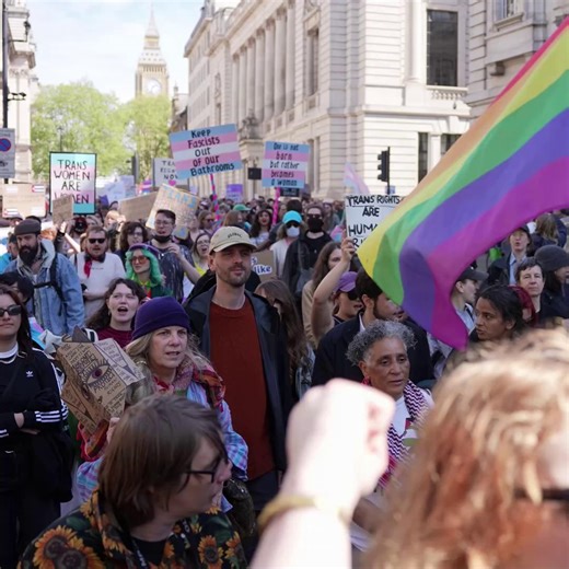 Thousands of people took to the streets in London to show their support for the trans community 🏳️‍🌈 Protesters called for rights for trans people in the UK. On Wednesday, the Supreme Court ruled that transgender women could be excluded from single-sex spaces aimed at women. | MyLondon
