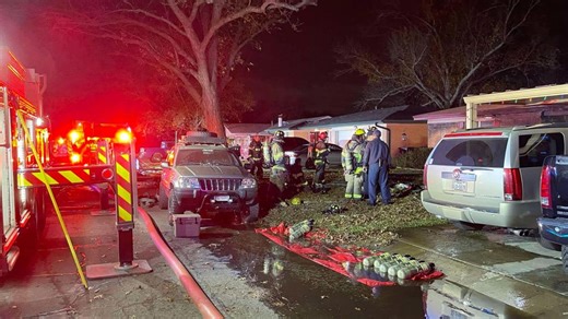 Firefighters battle Waco house fire, residents escape safely