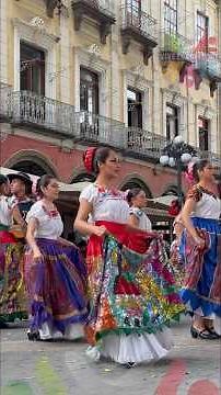 Baile monumental “Que chula es Puebla” desde el zócalo de la ciudad