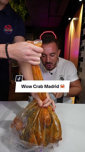 Restaurante Wow Crab en Cuatro Caminos Madrid - nueva apertura en la capital desde Holanda (donde tienen 9 locales). El concepto consiste en comer Marisco que te preparan en unas bolsas que sirven directamente en la mesa sin ninguna clase de cubiertos, ¡El babero es muy necesario! 🤣. Tienen unos cuantos combos bastante contundentes para 1-2 personas o 3-4 en los que eliges el marisco que quieres y también las salsas, con 5 niveles de picante. Disponen también de Carta con otros platos como Taco