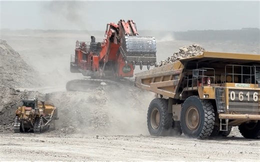 日立 Ex 2600 装载 Oht 卡特彼勒卡车