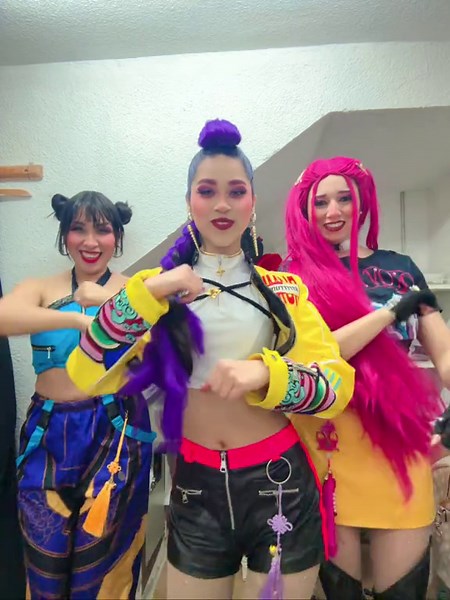 Antes de iniciar nuestro show de hoy un tiktok ✅✅✅ Grabando los saludos que nos pidieron 🤩🤩✨ #showinfantilmadrid #animadorasinfantiles #huntrixkpopdemonhunters #guerreraskpop #parati