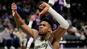 Bucks’ Giannis Boos Disgruntled Fans In Loss To T’Wolves...