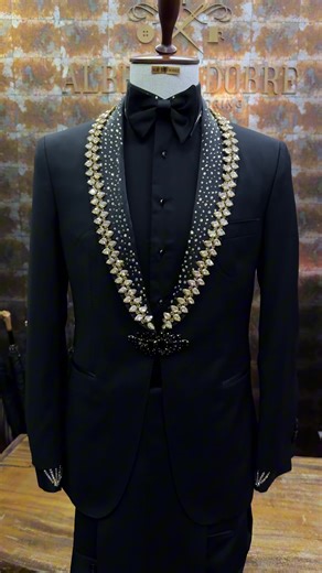Un costum cu adevărat special, creat pentru ceremoniile anului 2026. Cel mai intens și profund negru, pus în valoare de cristale aplicate manual pe rever. Un costum gândit pentru cele mai importante momente. Hai să creăm împreună cel mai frumos costum pentru tine !👌