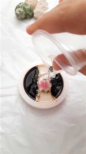 DIY Epoxy Resin Flower Keychain 🌸✨ So Satisfying! جاکلیدی رزینی #resinart #epoxyresin #keychain #diy