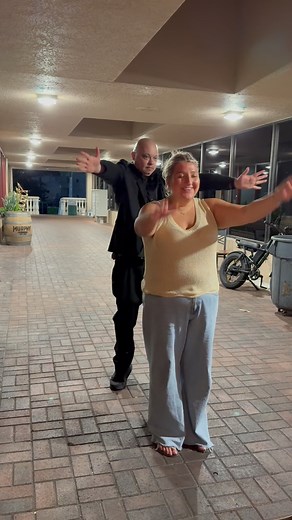 Using mentalism mind control to influence Gianna mind at Salty Dog in Marco Island. #mentalist #marcoisland #streetmagic #pktouch | Mentalist Scott Xavier