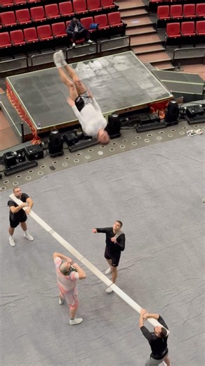 Russian bar action 😍❤️‍🔥 #bar #freedom #performance #artist #circus #gymnast #show #flying