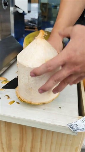機械去皮搭配精修，正宗靚椰新鮮出爐 #青椰削皮機 #椰子削皮機 #香水椰削皮機 #椰青削皮機 #泰國椰子削皮機
