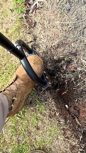 If you want that clean professional look in your yard, the secret is a sharp edge around your flower beds. A manual lawn and flower bed edger slices straight through grass and soil to create crisp borders that make mulch beds and landscaping stand out instantly. Instead of messy grass creeping into your garden, this tool gives you a perfectly defined edge that makes your entire yard look professionally landscaped. It’s simple, powerful, and one of the easiest ways to upgrade your lawn care routi