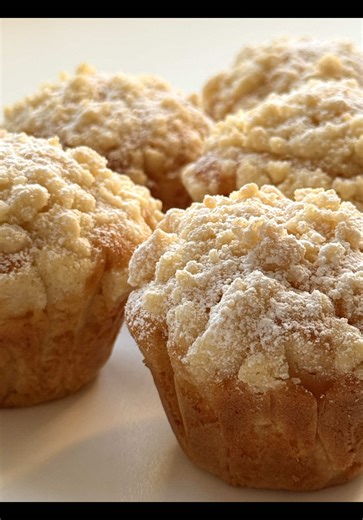 Mandarin Crumble Muffins Recipe 🍊🤍 Soft and juicy muffins with fruity mandarins and buttery crunchy crumble – golden on top, fluffy inside, and perfect with coffee. 🥰 📝 Ingredients (Makes: 6 medium-sized muffins) For the muffin batter • ⁠150 g all-purpose flour • 80 g sugar • 1 tsp baking powder • 1 pinch of salt • 1 egg (size M) • 80 ml milk • 60 ml sunflower oil (or any neutral oil) • 1 tsp vanilla extract • 150 g canned mandarins, very well drained, halved if needed • optional: 1 tsp flou