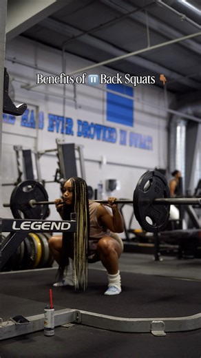 𝐁𝐞𝐧𝐞𝐟𝐢𝐭𝐬 𝐨𝐟 𝐏𝐚𝐮𝐬𝐞 𝐁𝐚𝐫𝐛𝐞𝐥𝐥 𝐁𝐚𝐜𝐤 𝐒𝐪𝐮𝐚𝐭𝐬 🏋🏾‍♀️ Pause squats are a powerful variation of the traditional back squat that build strength, control, and muscle density. Here are the key benefits: 💪🏾 1. Explosive Strength from the Hole Pausing at the bottom eliminates the “bounce” or stretch reflex that helps you out of the hole in a normal squat. This forces your muscles — especially your quads, glutes, and core — to do all the work when you drive up, building seriou