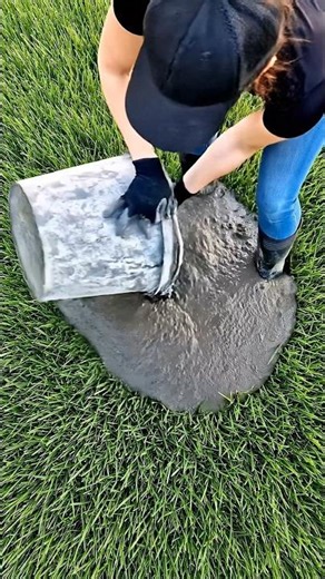 Best DIY Outdoor Hack: Concrete Leaf Stepping Stones! #diy #outdoorliving #outdoordecor #cementart
