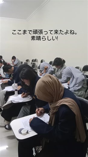 Joko Prasetyo | 一学期間大学で日本語の授業を体験したUNESA付属高校の生徒達がやっと期末試験まで体験してみました｡ 素直に授業を通い、Cクラス学生と一緒に笑ったりしたこはいい思い出になると願っています｡ これからも自分んの道を歩んで、また会おうね｡ #smalabschoolunesa... | Instagram