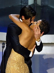 The craziest moments in Oscar history includes a couple of kisses, a fall, and ... push-ups? | Yahoo
