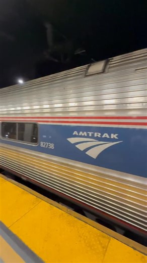 Mochileando on Instagram: "¡WOW! 😱 Asi puedes cruzar Estados Unidos en tren. Amtrak lanzó nuevamente una oferta de un pase en tren para viajar por todos los Estados Unidos desde $250 dólares. Incluye 10 segmentos y hasta 500 posibles destinos para hacer tu viaje en hasta 30 días. Esto significa que cada tramo te saldría desde $25 dólares por segmento Imagínate ir desde New York a California o desde Florida hasta Seattle parando en todos los Parques Nacionales que ouedas. 😍 Puedes comprar hasta