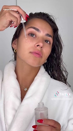 Achieve Glowing Skin This Summer with Jergens Natural Glow