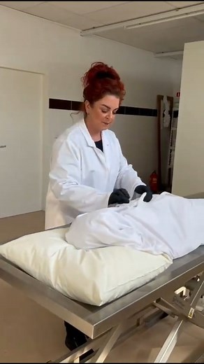 DEVOTION 💜 Jullie vragen ons best heel vaak.. Is jullie werk niet zwaar? Ons antwoord is dan dat we het eigenlijk gewoon echt voelen als onze roeping. We zeggen ook wel eens dat dit werk ons gekozen heeft. Huilen wij wel eens? Oh zeker, en wel meer als eens ook. Toch geeft ons werk ons ook een heel erg dankbaar gevoel, het vertrouwen dat de nabestaanden ons geven om goed voor hun geliefde te mogen en kunnen zorgen. Een (lichte) balseming is een invasieve behandeling en dat vraagt ook zeker wel 