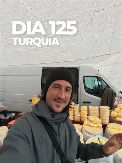 Después de varios kilómetros pedaleando, paramos en un pequeño pueblo de Turquía y nos encontramos con su mercado local 🧀 Quesos de la zona, puestos sencillos y un ambiente que, sin esperarlo, nos recordó mucho a los mercadillos de España. Momentos así también forman parte del camino 🚴🏻‍♂️ #biketravel #bikepacking #ridenoway