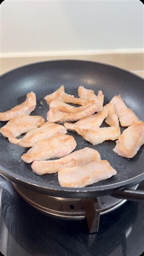 Sizzle & Succulence!  Watch as pork jowl hits the hot skillet  crispy edges, juicy center, and flavor that speaks for itself. Quick, satisfying, and oh-so-addictive! #PorkJowlPerfection #SizzleReel #porkjowl #healthyrecipes #homecooking #simplerecipes | KOREANCOOKING.SG | Facebook
