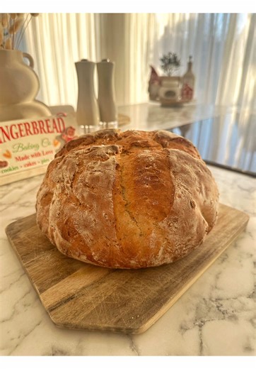 ▫️Pain maison, cuisson cocotte 🍞 Pour cette recette il faut obligatoirement être muni soit d’une cocotte en fonte soit d’un plat type Pyrex muni d’un couvercle. La cuisson cocotte permet à l’humidité de rester autour du pain pour l’aider à se développer. Le cuire ensuite sans couvercle permet de former la croûte. ɪɴɢʀᴇᴅɪᴇɴᴛs: 250 g de farine d’épeautre 250 g de farine (T55) Une pincée de sucre Un sachet de levure boulangère sèche (11 g) 3 c.à.s d’huile d’olive 300 à 350 ml d’eau à température a