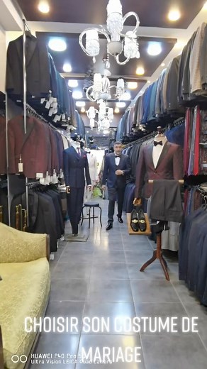 Les costumes de mariage pour hommes sont des tenues élégantes conçues spécialement pour les cérémonies nuptiales. Traditionnellement, les hommes optent pour un costume trois-pièces composé d'une veste, d'un pantalon et d'un gilet, souvent accompagné d'une cravate ou d'un nœud papillon. Les couleurs classiques incluent le noir, le bleu marine et le gris, mais de plus en plus de mariés choisissent des teintes plus audacieuses comme le bordeaux ou le vert émeraude. Le choix du costume dépend du thè