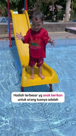 Anak Berani Berenang di Kolam Renang