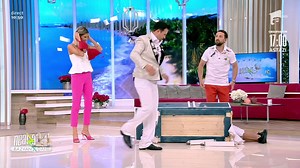 1.7M views · 39K reactions | Astazi, pentru prima data in istoria televiziunii, am impartit in doua asistena  ... de acum, fiecare poate sa isi gaseasca jumatatea. Trebuie sa vezi, am lesinat 藍藍藍藍藍藍 Pune si tu anunt pe lajumate! Lajumate.ro | Magicianul Robert Tudor | Facebook