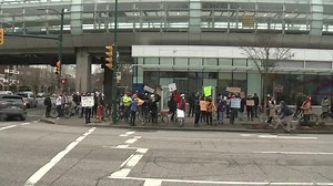 #WATCH: Counter-demonstrators disrupt a convoy protesting COVID-19 measures in Vancouver. READ MORE: https://globalnews.ca/news/8597602/anti-covid-19-mandate-convoys-rallies-b-c/ | Global BC