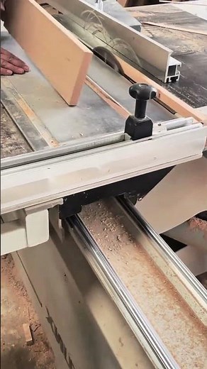 How a Sliding Table Saw Makes Perfectly Square Cuts 🪚
