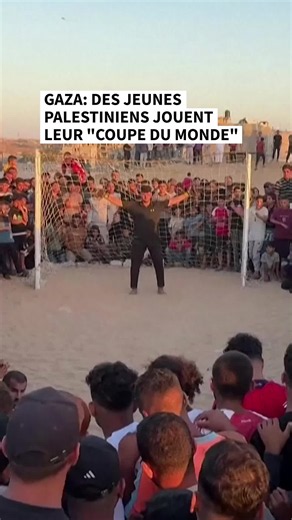 🇵🇸⚽️ À des milliers de kilomètres de la Coupe du monde de la FIFA et ses stades nord-américains, des Palestiniens ont organisé un tournoi de bric et de broc dans le sud de la bande de Gaza. Baptisée