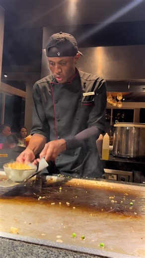 That flip control was DIFFERENT 😮‍💨🍚🥢 #hibachi #shawnthechef #teppanyaki #hibachiskills #hibachishow
