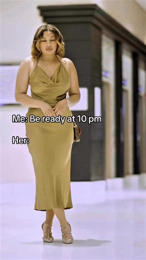 65K views · 1.6K reactions | What that look mean? 類…. (Side bar: when she smiled and lowered her head, she realized the group of people that stopped & started watching her. I started hyping her up & she got nervous . Then I said focus & she snapped right back into serving looks). | Misterhello67 | Facebook