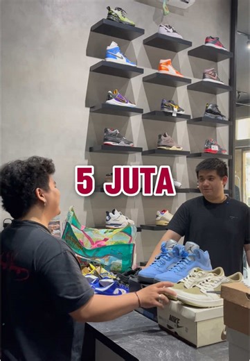 @UNCHARTED_SPLY GILA! BELI SEPATU GRAIL NO BOX?! 😭😱 #SneakerEducation #TokoSepatu #FYP #gayaditiktok #fashiontiktok Shop Offline Today: 📍 UNCHARTED SPLY | South Jakarta on Google Maps (Open Everyday, 12:00 PM - 8:30 PM WIB at Jalan Bumi No. 31) 📍 UNCHARTED SPLY | Gading Serpong on Google Maps (Open Wednesday to Sunday, 12:00 PM - 8:00 PM WIB at Ruko Maggiore Grande Blok G No. 25) #GodSpeed