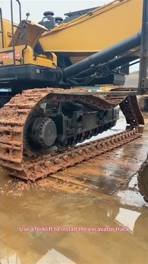 Use a forklift to install the excavator track#excavator #constructionequipment #forklift