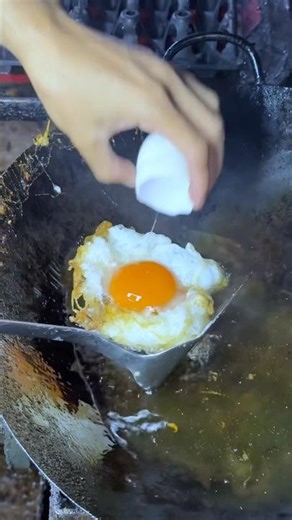 How to fry a beautiful duck egg #streetfood