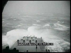 Le navire USS Pittsburgh endommagé lors d'une tempête