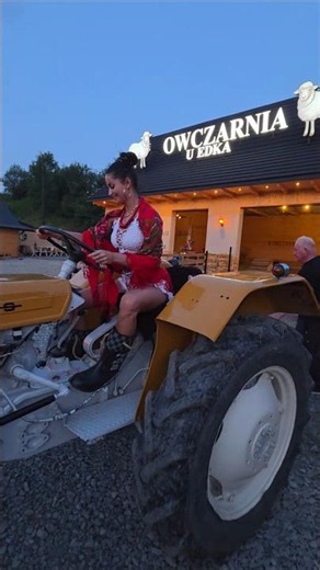 NATALIA WJECHAŁA W OWCZARNIE U EDKA🤣🙈🚜 JAK TO SIĘ STAŁO??? #ursus #traktor #natalia #owczarniauedka