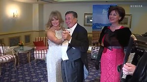 Baumeister Richard Lugner präsentierte am Mittwochvormittag welcher Stargast ihn zum Wiener Opernball begleiten wird. Im Vorjahr fiel die Wahl für den Stargast auf Jane Fonda, dieses Jahr trifft es Priscilla Presley. Zum Artikel: https://kurier.at/stars/austropromis/opernball-stargast-2024-enthuellt-us-ikone-begleitet-richard-lugner-presley/402744097 | KURIER
