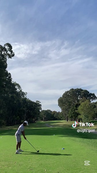 Water left… water right… anything over 240m on the right side of the fairway sets up for 200m into a par 5… what you hitting? @💫✨simon✨⚡️ @SommeBloke #golf #golftiktok #melbournegolf #golfwithaz #melbourne #kewgolfclub