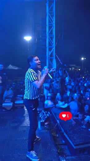 Carlos Viaña | Canta Vallenato on Instagram: "A casi dos años, “El Fuete’ de Churo Díaz sigue pega’o A casi dos años de su lanzamiento, el álbum “El Fuete”, de Churo Díaz, continúa demostrando su vigencia. Sus canciones siguen siendo coreadas por el público en cada presentación, como ocurrió en Río Viejo, Bolívar, donde la gente cantó el repertorio junto al artista. El respaldo del público confirma que “El Fuete” es un álbum que se quedó en la memoria colectiva y que sigue vivo en los shows, rea