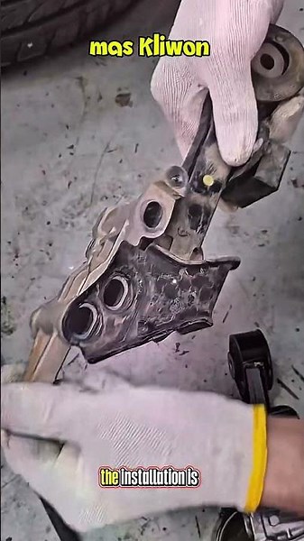 How to Quickly Replace a Damaged Car Engine Mount#shorts #automotive #satisfying #mechaniclife #diy