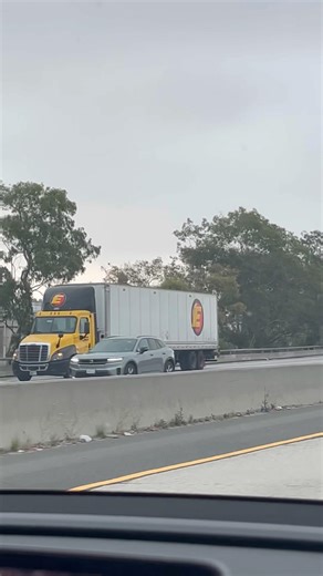 Estes Express Lines 2017 Freightliner Cascadia Daycab Truck